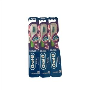 Oral B manual toothbrush Vivid Whitening Medium lot of 3 green